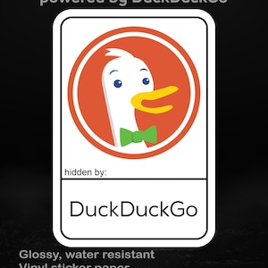 Può includere: Un adesivo bianco con un'anatra dei cartoni animati con un papillon verde all'interno di un cerchio arancione. Il testo "DuckDuckGo" è in basso. L'adesivo è lucido, resistente all'acqua e in vinile. Il testo "powered by DuckDuckGo" è in alto.