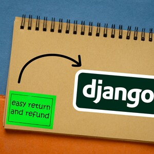 Może przedstawiać: Spiralny notatnik z napisem "django" w kolorze białym na ciemnozielonym prostokącie. Mniejszy zielony prostokąt zawiera napis "easy return and refund". Drewniany długopis ze złotymi akcentami leży po lewej stronie.