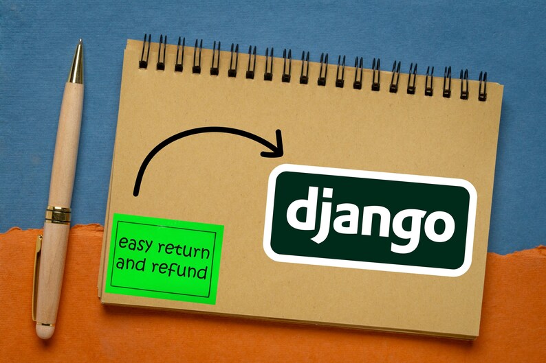 Może przedstawiać: Spiralny notatnik z napisem "django" w kolorze białym na ciemnozielonym prostokącie. Mniejszy zielony prostokąt zawiera napis "easy return and refund". Drewniany długopis ze złotymi akcentami leży po lewej stronie.