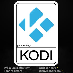 Peut inclure: Un autocollant blanc avec un design géométrique bleu et le mot "KODI" en gras noir. L'autocollant comprend également le texte "stick me! somewhere cool..." et des détails sur ses caractéristiques, comme la résistance à la déchirure.