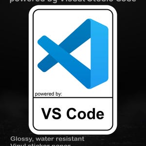 Op de afbeelding: Een glanzende, waterbestendige vinyl sticker met het VS Code-logo, een blauw hoekig ontwerp, met de tekst "VS Code" eronder. De sticker wordt aangedreven door Visual Studio Code en is verkrijgbaar in verschillende maten.