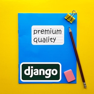 Może przedstawiać: Niebieski notatnik z napisami "premium quality" i "django" na naklejkach. Oł&oacute;wek, gumka do mazania i ż&oacute;łty spinacz do papieru r&oacute;wnież znajdują się na ż&oacute;łtym tle.