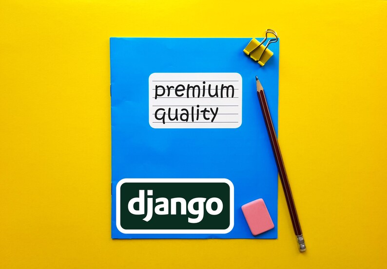 Może przedstawiać: Niebieski notatnik z napisami "premium quality" i "django" na naklejkach. Oł&oacute;wek, gumka do mazania i ż&oacute;łty spinacz do papieru r&oacute;wnież znajdują się na ż&oacute;łtym tle.