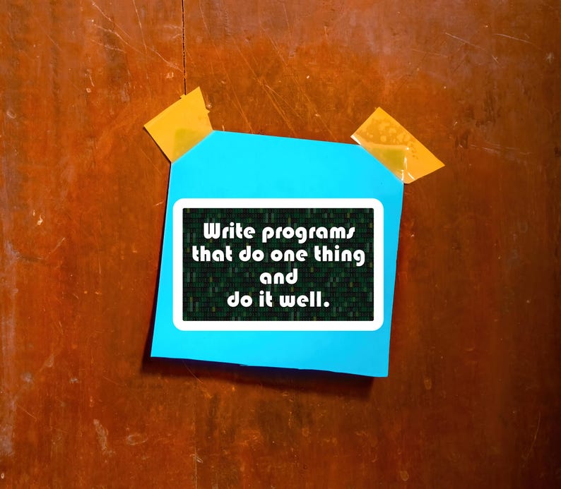 Pu&ograve; includere: Un post-it turchese con la scritta "Write programs that do one thing and do it well" in bianco. Il biglietto &egrave; attaccato a una superficie di legno con due pezzi di nastro adesivo giallo.