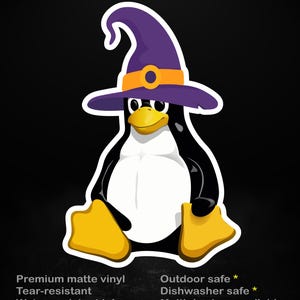 Può includere: Un adesivo con un pinguino dei cartoni animati con un cappello da strega viola e arancione. Il pinguino ha la pancia bianca, il corpo nero e le zampe e il becco gialli. Il testo in alto dice "stick me! somewhere cool..." e in basso dice "Premium matte vinyl, Tear-resistant, Water-resistant ink, Outdoor safe, Dishwasher safe, Multiple sizes available."