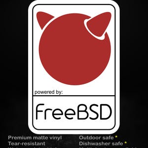 Può includere: Un adesivo bianco con una grafica circolare rossa e la scritta "FreeBSD". L'adesivo include anche il testo "stick me! somewhere cool..." e dettagli sulle caratteristiche dell'adesivo, tra cui la resistenza agli agenti atmosferici e alla lavastoviglie.
