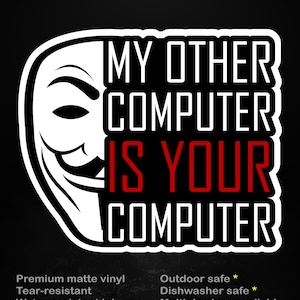 Puede incluir: Adhesivo blanco con diseño de máscara de Guy Fawkes y texto "MY OTHER COMPUTER IS YOUR COMPUTER" en negro y rojo. Fabricado en vinilo mate de primera calidad, resistente al desgarro.