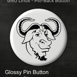 Puede incluir: Botón de solapa blanco brillante con una ilustración negra de la cabeza de un toro de dibujos animados. El botón tiene 44 mm de diámetro. El texto en la parte superior dice "GNU Linux - Pin-Back Button". El texto en la parte inferior dice "Glossy Pin Button 44 mm Diameter".