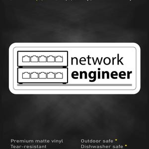 Puede incluir: Una pegatina rectangular blanca con esquinas redondeadas que presenta un gráfico negro de dos conmutadores de red apilados y el texto "network engineer". La pegatina incluye el texto "stick me! somewhere cool..." y "Premium matte vinyl, Tear-resistant, Water-resistant ink, Outdoor safe, Dishwasher safe".