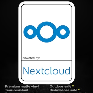 Op de afbeelding: Witte sticker met een blauwe afbeelding van drie verbonden cirkels. De tekst "stick me! somewhere cool..." staat bovenaan. De sticker is gelabeld "Nextcloud" en vermeldt kenmerken zoals scheurbestendig en vaatwasserbestendig.