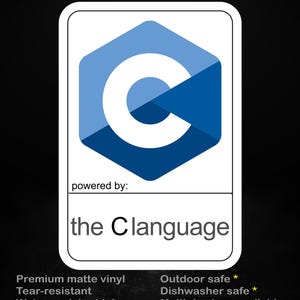 Peut inclure: Un autocollant rectangulaire présentant un hexagone bleu avec une lettre C blanche à l'intérieur. Sous l'hexagone, le texte indique powered by: the Clanguage. L'autocollant est en vinyle mat de qualité, résistant aux déchirures et à l'eau.