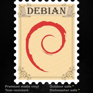 以下が含まれることがあります： ベージュの背景に赤い渦巻き模様のステッカー。「DEBIAN」の文字が上部にあり、その下に「EST. 1993」と書かれています。「stick me! somewhere cool...」のテキストが上部にあり、破れにくく屋外でも使用できるなどの機能が記載されています。