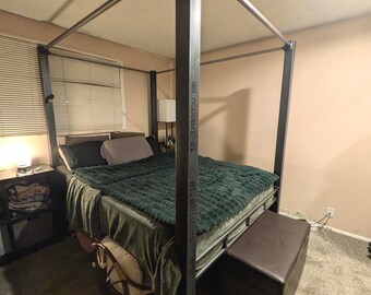 La cama anti-IKEA: una cama con dosel de acero industrial