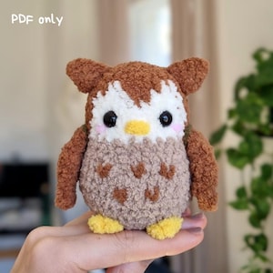 Puede incluir: Un peluche de búho marrón y blanco hecho a mano con grandes ojos negros, un pico amarillo y pies amarillos. El búho tiene una textura esponjosa y un diseño lindo y de dibujos animados. El texto "PDF only" es visible en la esquina superior izquierda.
