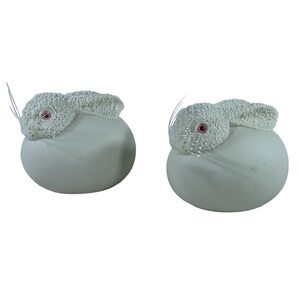 Juego de 2 figuras vintage de conejo de Pascua del Departamento 56, de porcelana con textura de azúcar y ojos rosados.
