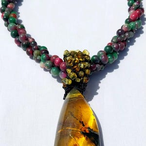 Collar de varias hebras con colgante de ámbar, rubí y zoisita | Hecho a mano en México