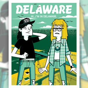 Op de afbeelding: Een retro-stijl illustratie van twee cartoonfiguren die voor een groen en geel landschap staan. De tekst "DELAWARE" staat bovenaan de afbeelding, en de tekst "HI...I'M IN DELAWARE." staat eronder. Het personage links draagt een zwart shirt, blauwe jeans en een baseballpet met de tekst "WAYNE'S WORLD". Het personage rechts draagt een geruit overhemd, blauwe jeans en een bril.