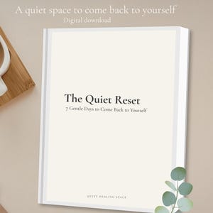 Peut inclure: Un téléchargement numérique intitulé "The Quiet Reset" avec le texte "7 Gentle Days to Come Back to Yourself." L'image comprend une tasse de café, un stylo, un bloc-notes et un clavier. Le texte "A quiet space to come back to yourself" est en haut.