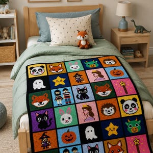 Peut inclure: Une couverture crochetée à la main, aux couleurs vives, avec un motif patchwork représentant divers personnages de dessins animés, dont un panda, un renard et un chat. La couverture est posée sur un lit avec un couvre-lit vert clair.