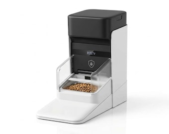 Peut inclure: Un distributeur automatique de nourriture pour animaux avec une base blanche et une partie supérieure noire. L'avant présente une protection en plastique transparent entourant un bol en métal rempli de croquettes brunes. Le texte RUSTY est visible.