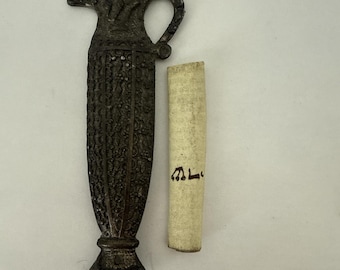 Mezuzah antica in ottone realizzata in Israele, oggetto di Judaica ebraica a forma di urna + pergamena originale