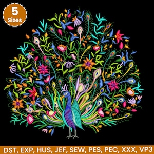 Può includere: Un colorato disegno di ricamo di pavone con un'esposizione vibrante di piume nelle tonalità di blu, verde, rosa, arancione e giallo. Il disegno è ambientato su uno sfondo nero e include il testo "5 Taglie" e le abbreviazioni dei tipi di file.