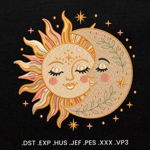 Può includere: Un ricamo raffigurante un sole e una luna crescente con occhi chiusi e guance rosate. Il sole ha raggi dorati, mentre la luna è decorata con foglie verdi. Piccole stelle e punti circondano le figure su uno sfondo nero. Testo: .DST .EXP .HUS .JEF .PES .XXX .VP3.