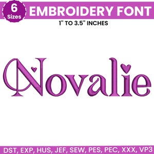 Peut inclure: Police de broderie violette avec le nom "Novalie". Le texte est dans une police stylisée avec des cœurs. L'image comprend le texte "EMBROIDERY FONT" et "1" à 3,5" INCHES".
