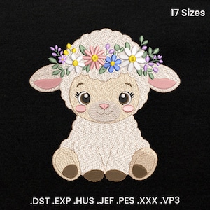 Può includere: Un disegno da ricamo di un agnello color crema seduto con grandi occhi e guance rosa, che indossa una corona di fiori bianchi, rosa e blu con foglie verdi. Il testo 17 Sizes è in alto e i formati dei file sono elencati in basso.