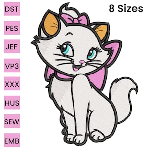 Può includere: Design ricamato di un gatto bianco con fiocco e colletto rosa, occhi blu e baffi neri. Il testo "8 Taglie" è sopra il gatto. Il design è per macchine da ricamo e include i formati file DST, PES, JEF, VP3, XXX, HUS, SEW e EMB.