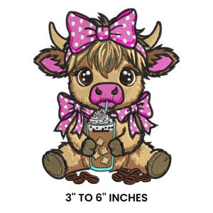 Puede incluir: Diseño bordado de una linda vaca con ojos grandes, que lleva un lazo rosa con lunares y sostiene una bebida de café. La imagen incluye el texto "3" a 6" pulgadas". La vaca es marrón y canela con acentos rosas. Los granos de café están en la parte inferior.