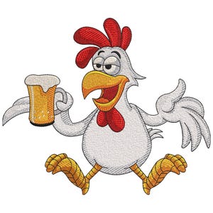 Puede incluir: Un diseño bordado de un pollo de dibujos animados con plumas blancas, cresta y barbilla rojas, y pico y patas amarillas. El pollo sostiene una jarra de cerveza con espuma y tiene una expresión feliz. El diseño es para bordar.