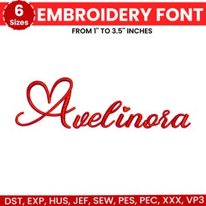 Può includere: Carattere di ricamo rosso con il nome "Avelinora" in corsivo, con un design a forma di cuore sopra la "A". Il testo "EMBROIDERY FONT" è visualizzato sopra, con dimensioni da 2,5 a 8,9 cm. Include vari formati di file.