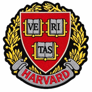 Puede incluir: Un parche bordado que presenta el escudo de la Universidad de Harvard con un escudo rojo, tres libros abiertos con el texto VERI TAS en negro, rodeados por una corona de laurel amarilla sobre un fondo negro y una cinta gris con la palabra HARVARD en rojo.
