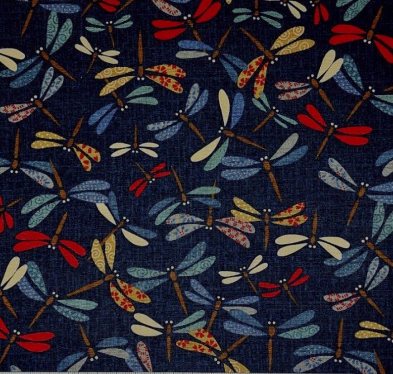 Puede incluir: Tela azul oscuro con un patr&oacute;n repetido de lib&eacute;lulas coloridas. Las lib&eacute;lulas tienen alas en tonos rojos, amarillos, azules y verdes, con cuerpos marrones. La tela tiene una apariencia texturizada.