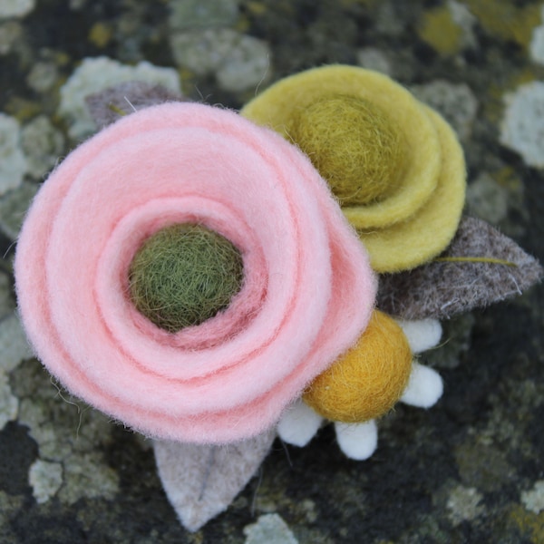 Broche de ramillete floral de fieltro hecho a mano