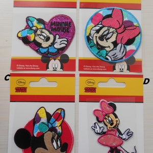 Pode incluir: Quatro patches para passar a ferro com a Minnie Mouse em diferentes poses e designs. Os patches estão sobre um fundo branco com uma borda vermelha e o texto "Disney Mickey Mouse".
