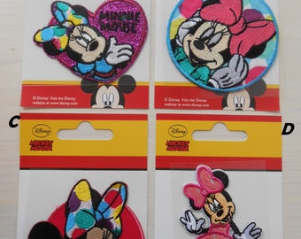 Könnte beinhalten: Vier Bügelbilder mit Minnie Mouse in verschiedenen Posen und Designs. Die Patches sind auf weißem Hintergrund mit rotem Rand und dem Text "Disney Mickey Mouse".