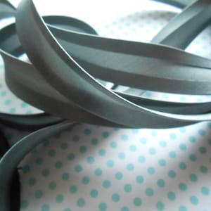 Snedband i satin, 10 yards, blygrå, 1/2" bred, sömnadskant