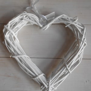Può includere: Corona di vimini bianca a forma di cuore, un elemento di arredo domestico popolare per matrimoni, San Valentino o qualsiasi altra occasione.