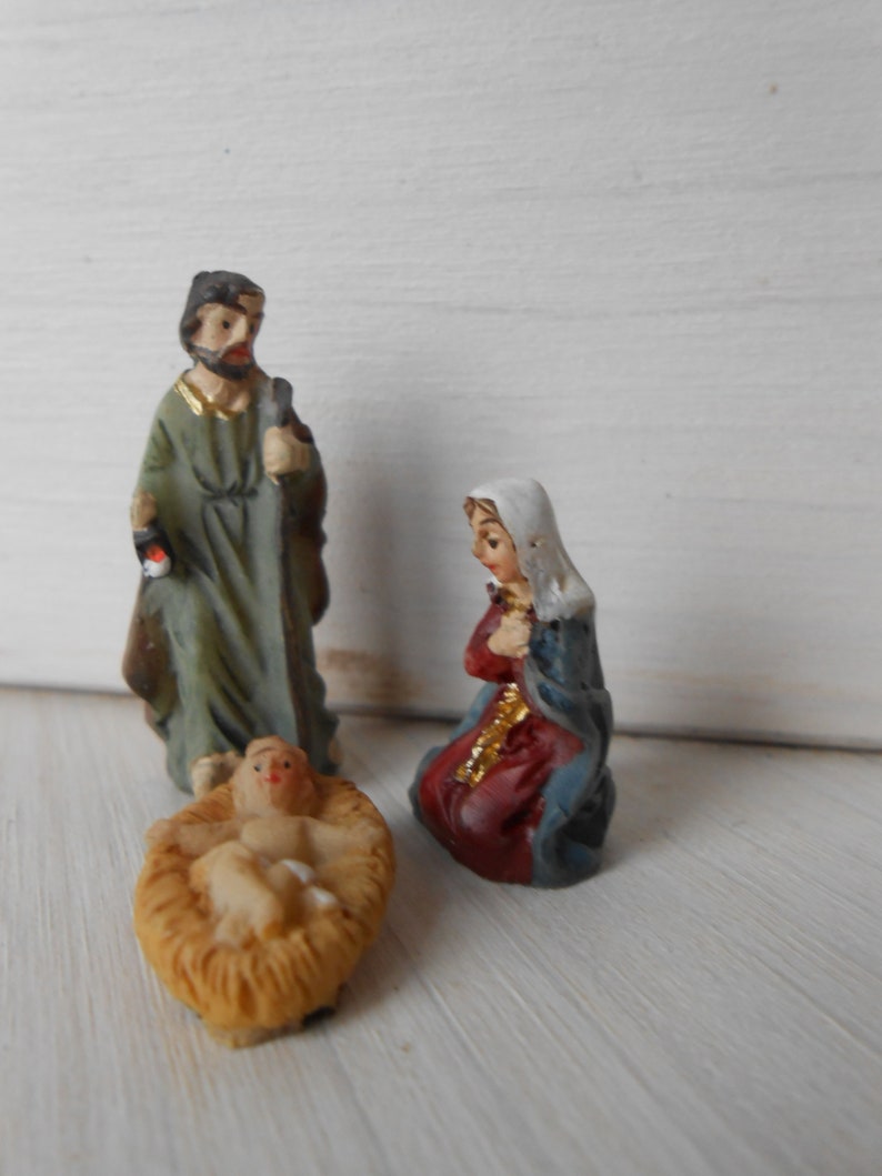 Sacra Famiglia In Resina Dipinta A Mano - Presepe Miniatura 9,5 Cm | Per Natale E Avvento - Foto 12