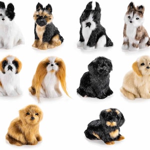 Peut inclure: Une collection de petites figurines de chiens en peluche de différentes races et couleurs. Les chiens sont en position assise, avec des textures de fourrure détaillées et des traits réalistes. Les races incluent un husky, un yorkshire et un shih tzu. Idéal pour la décoration.