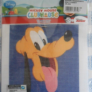 Puede incluir: Un kit de punto de cruz con una imagen de dibujos animados de Pluto, un perro amarillo con una gran lengua rosa que sobresale. El kit se titula "Mickey Mouse Clubhouse" e incluye el texto "Kit Medio Punto Half Cross Stitch" y "Ref. 579".