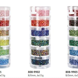 Puede incluir: Seis recipientes de plástico transparente apilados uno encima del otro, cada uno lleno de cuentas de semillas de un color diferente. Los recipientes están etiquetados como 808-9901, 808-9902 y 808-9903. Cada recipiente está etiquetado como 8/0mm, 6x15g.