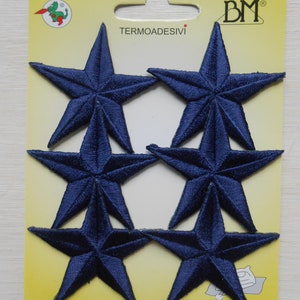 Puede incluir: Paquete de cinco parches termoadhesivos azules en forma de estrella de seis puntas. El paquete es amarillo con el texto "TERMOADESIVI" y "BM" en él.
