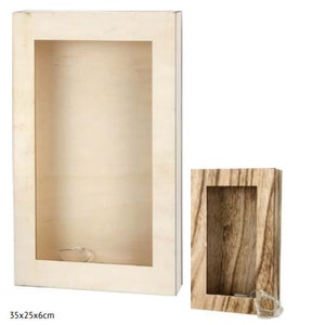 Könnte beinhalten: Zwei Holz-Displayboxen. Die größere Box ist hellfarbig mit einer rechteckigen Öffnung. Die kleinere Box hat ein Holzmaserungsmuster und eine ähnliche Öffnung. Die Abmessungen der größeren Box betragen 35 cm x 25 cm x 6 cm.
