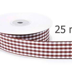 Op de afbeelding: Een rol bruin en wit gingham lint, 25 meter lang.