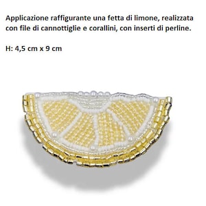 Può includere: Una fetta di limone realizzata con perline, con un contorno dorato e perline bianche al centro. La fetta di limone misura 4,5 cm x 9 cm.