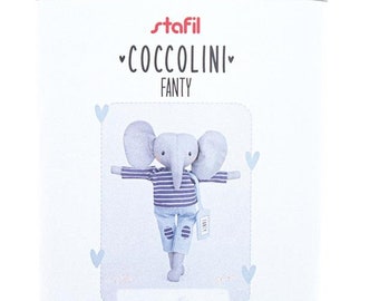 May include: A gray and blue fabric with a white label that says "Stafil Coccolini Fanty" and features a cartoon elephant wearing a striped shirt and blue jeans. The label also includes a DIY symbol and a sewing pattern.