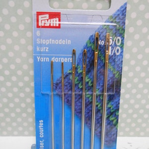 Puede incluir: Un paquete de seis agujas de zurcir de hilo dorado, etiquetado "Frym Stopfnadeln kurz Yarn darners No. 5/0 1/0".